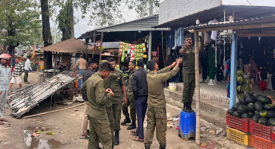 फुटपाथ अतिक्रमण हटाउँदै कञ्चनरुप नगरपालिका