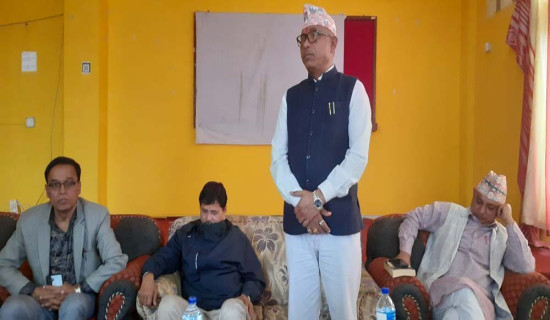 बस पार्किङ सडक छेउछाउ