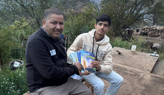 बालसाहित्यकार विजयराज आचार्य बालबालिका भेट्न बैतडी गाउँमा