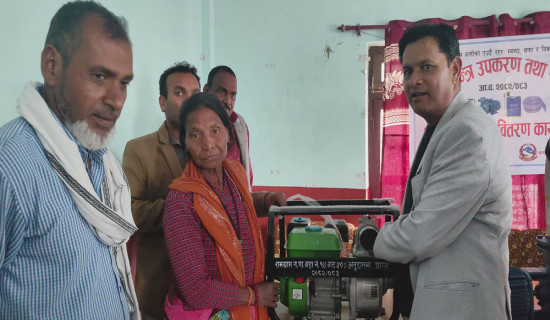 किसानलाई कृषि यन्त्र उपकरण वितरण