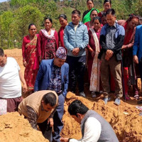 आर्थिक अभावले कक्षा छाड्नुभएका विद्यार्थीलाई सहयोग