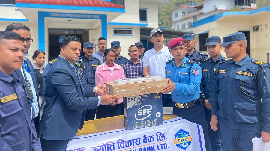 गुल्मी प्रहरीलाई बैंकद्वारा कम्प्युटर प्रदान
