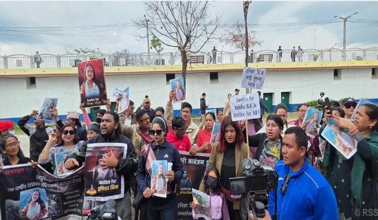 न्याय माग्दै पीडितहरू महिला आयोगमा