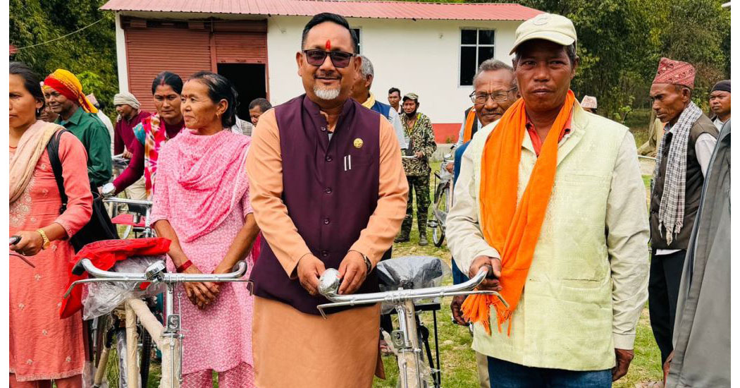 बैजनाथका ३६ जना बडघर र चौकीदारलाई साईकल वितरण