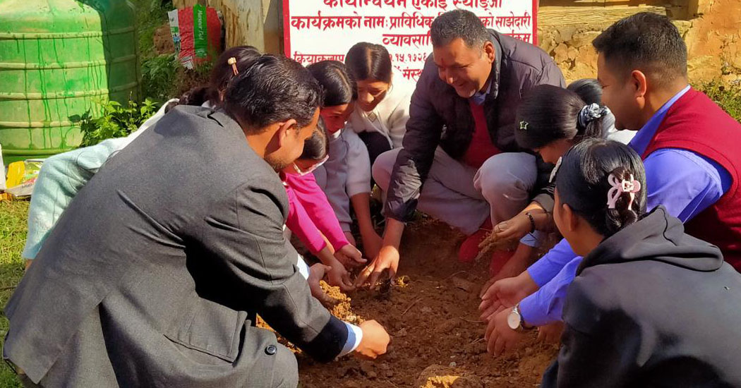 सामुदायिक विद्यालयद्वारा दश रोपनीमा केरा खेती