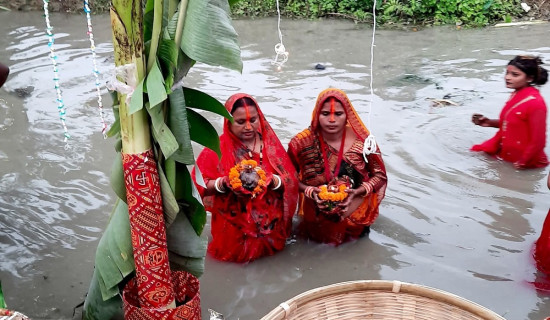 चैती छठको तेस्रो दिनः आज अस्ताउँदो सूर्यलाई अर्घ अर्पण