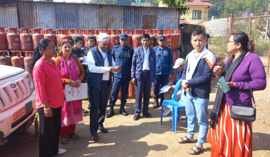 दमौली बजारमा कम तौलका ग्यास र म्याद नाघेका खाद्यसामान फेला