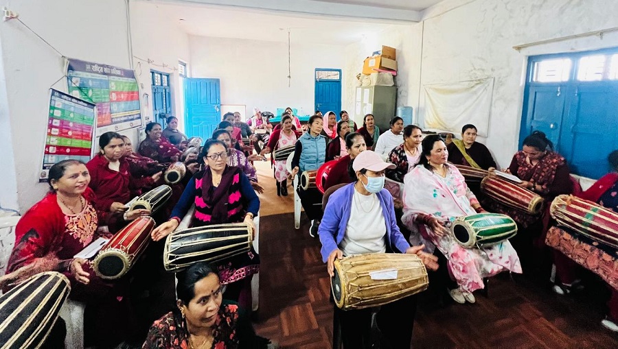 मादल बजाउने सीप सिक्दै रामरेखाका महिला