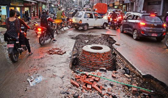 काठमाडौंका सडकको  दुरवस्था (फोटो फिचर)