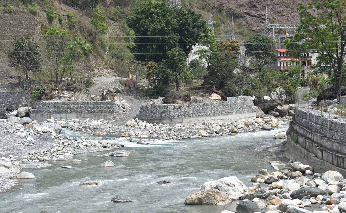 पर्खाल निर्माणसँगै नदी कटानबाट जोगियो गायत्री मन्दिर