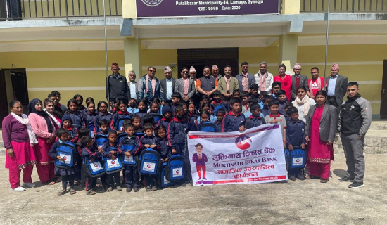 मुक्तिनाथद्वारा एक सय विद्यार्थीलाई झोला र कम्प्युटर प्रदान