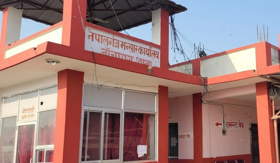 मुक्तिनाथद्वारा एक सय विद्यार्थीलाई झोला र कम्प्युटर प्रदान