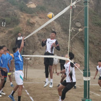 मुक्तिनाथद्वारा एक सय विद्यार्थीलाई झोला र कम्प्युटर प्रदान