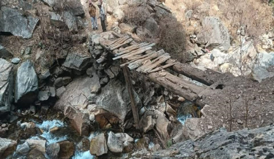 मुक्तिनाथद्वारा एक सय विद्यार्थीलाई झोला र कम्प्युटर प्रदान