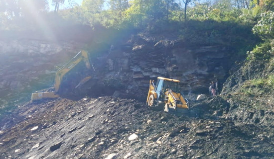 सडक खन्‍ने क्रममा पहिरो खस्दा एक्साभेटर चालक पुरिए