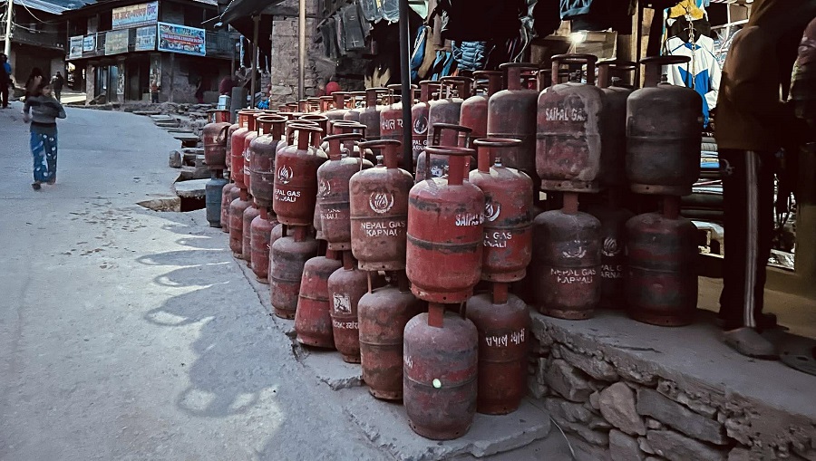 हुम्लामा खाना पकाउने ग्यास अभाव