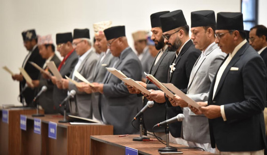 नवनिर्वाचित प्रतिनिधिसभा सदस्यद्वारा शपथ