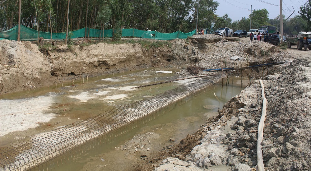 स्थानीयको अवरोधपछि हुलाकी सडकमा कलभर्ट निर्माण रोकियो