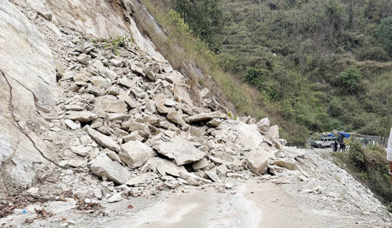 सुक्खा पहिरो खसेर मेची राजमार्ग अवरुद्ध