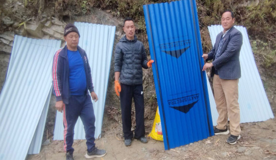 विपन्न परिवारलाई जस्तापाता वितरण