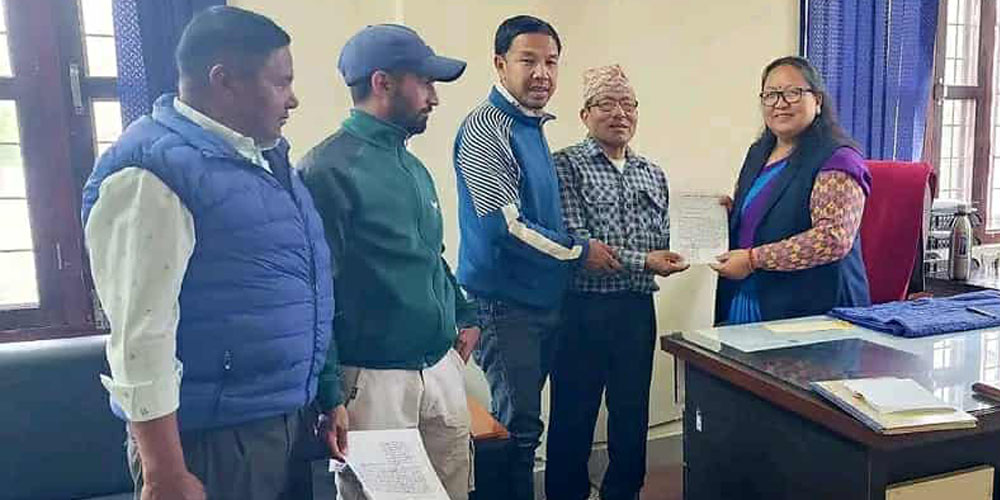 सिमेन्ट उद्योग प्रभावितद्वारा सडक कालोपत्रेको माग गर्दै ज्ञापनपत्र