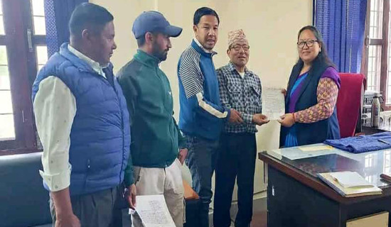 सिमेन्ट उद्योग प्रभावितद्वारा सडक कालोपत्रेको माग गर्दै ज्ञापनपत्र