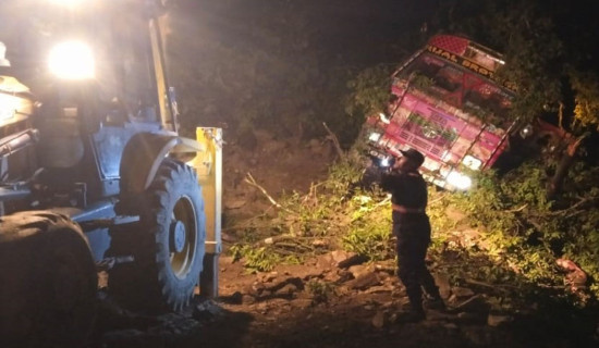 सुक्खा पहिरोले मेची राजमार्ग अवरुद्द