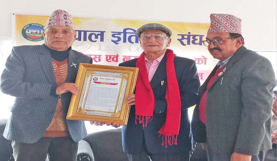 दुई इतिहासकार सम्मानित