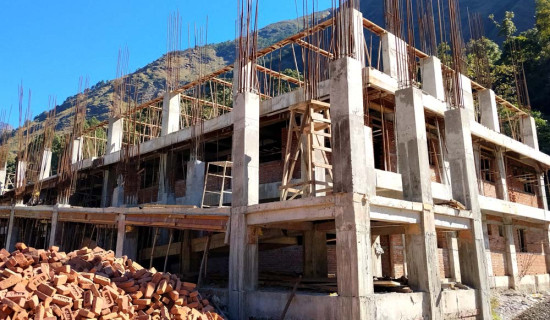 बाह्र वर्षमा पनि बनेन अस्पताल भवन उपचारमा समस्या