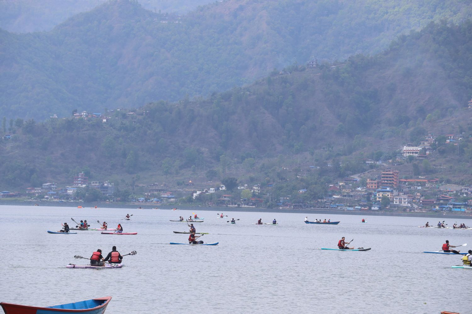 फेवातालमा रमाउँदै पर्यटक
