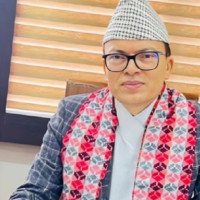 खानेपानी ल्याउन श्रमदान गर्दै धरान उपमहानर प्रमुख राई