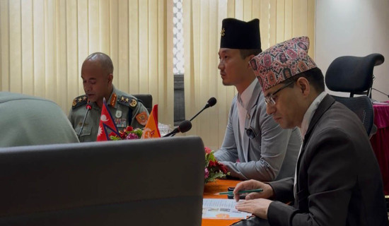 गृहमन्त्रीसँग सशस्त्र प्रहरीका अधिकारीको छलफल