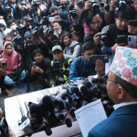 मन्दिर परिसर सिँगार्दै कलाकार ठाकुर