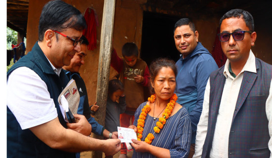 राक्सिराङका चेपाङलगायत विपन्नलाई घरमै नागरिकता