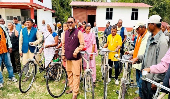 थारू बरघर र चौकीदारलाई साइकल बितरण