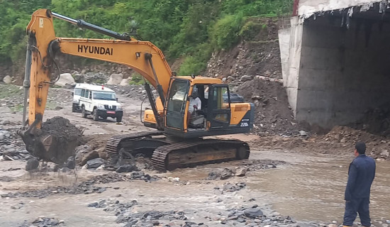 वर्षासँगै रोसी खोलामा पानीको सतह बढ्यो, विपी राजमार्गमा सवारी आवागमन बन्द