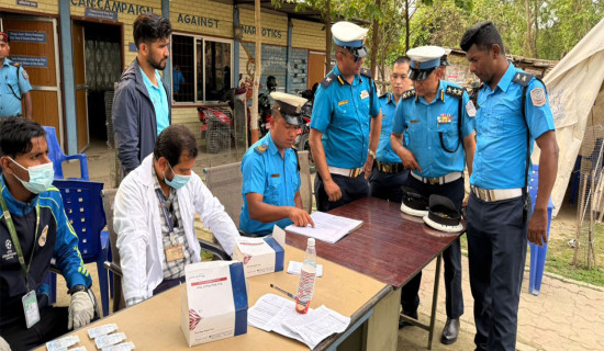 सांसदको घर अगाडि राखिएको तारजडित कुकर खाली