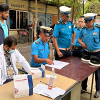 वर्षासँगै रोसी खोलामा पानीको सतह बढ्यो, विपी राजमार्गमा सवारी आवागमन बन्द