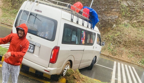 तनहुँमा ट्याक्टर र माइक्रो बस दुर्घटनाः बालकको मृत्यु, १० जना घाइते