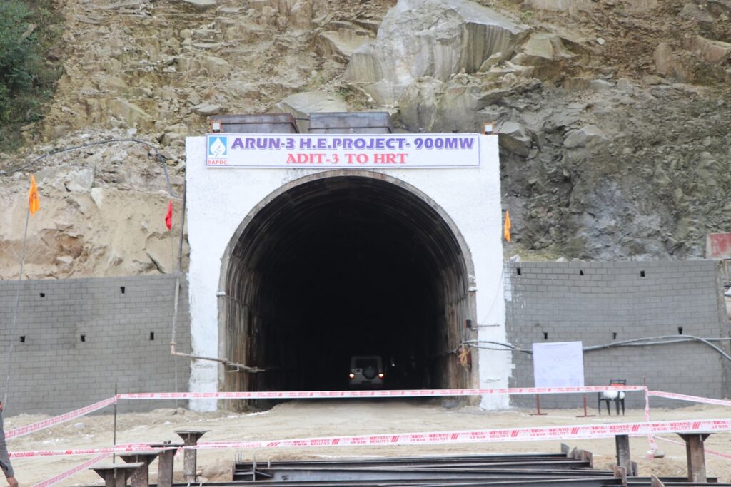 तलब नपाएपछि अरुण तेस्रो जलविद्युत् आयोजनाका कामदारद्वारा काम ठप्प