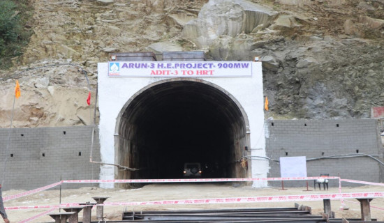 तलब नपाएपछि अरुण तेस्रो जलविद्युत् आयोजनाका कामदारद्वारा काम ठप्प