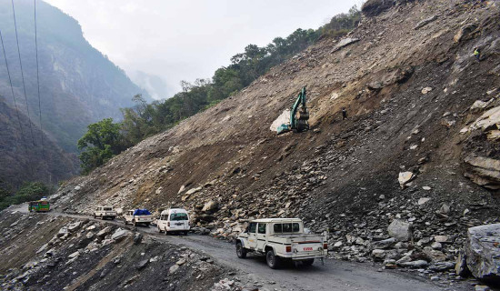 बेनी-जोमसोम सडकमा पहिरो रोकथाम योजना : बर्खामा नियमित यातायात सञ्चालन गर्ने लक्ष्य