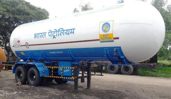 भारतमा इन्धन महँगियो, युद्धको असर देखिँदै