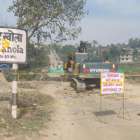 कोदालो चलाउने हातमा किताब, कापी