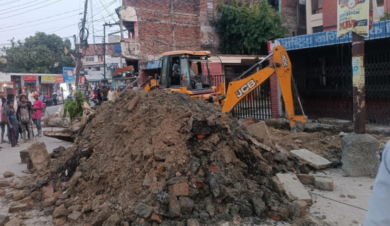 राजविराजमा सडक विस्तारका लागि अतिक्रमित संरचना हटाइँदै