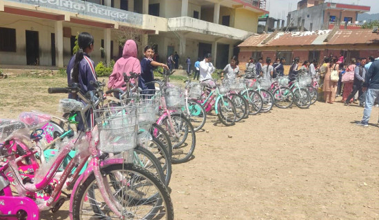 घोराहीमा  विद्यार्थीलाई निःशुल्क साइकल