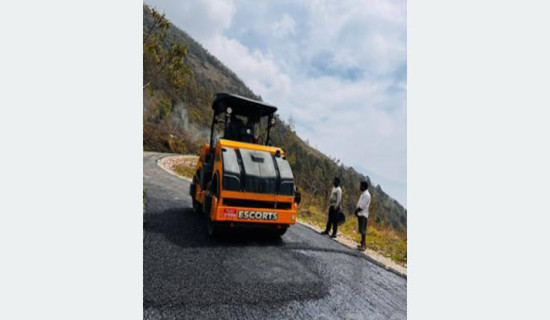 सल्यानमा एसइई परिक्षा दिँदै वडा अध्यक्ष