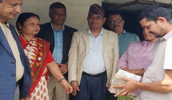 आगलागी पीडित उद्यमी लामिछानेलाई परदेशी युवाको पाँच लाख सहयोग