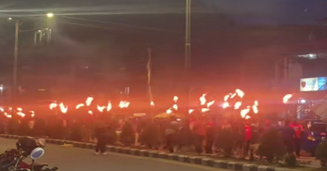 पेट्रोलियम पदार्थमा भएको मूल्यवृद्धि फिर्ता र अध्यक्ष ओलीको रिहाइ माग गर्दै मसाल जुलुस