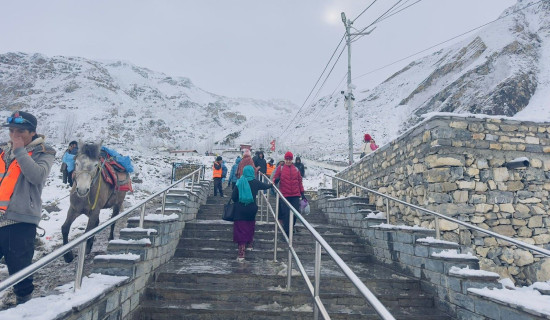 मुक्तिनाथ मन्दिर परिसरमा हिमपात, पर्यटक उत्साहित